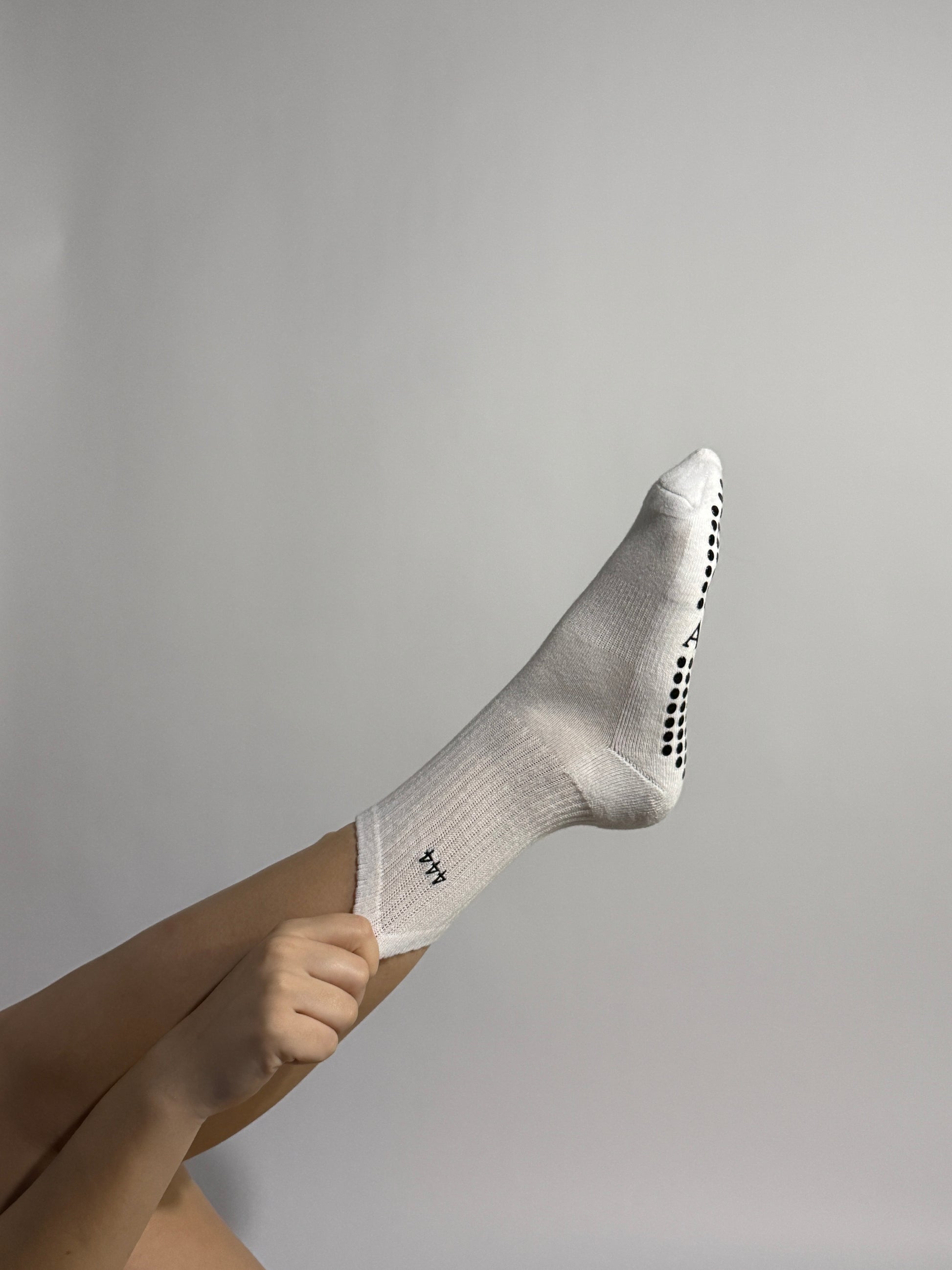 444 non-slip socks with a minimalist & aesthetic design